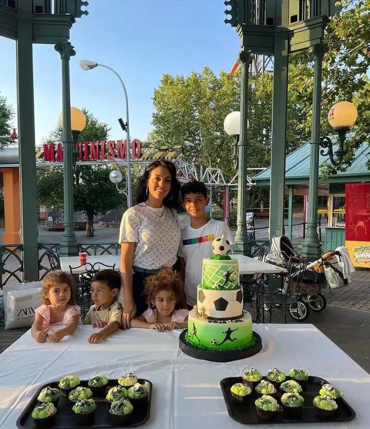 帅罗长子（右一）过11岁生日，父亲不在身边，乔治娜带着弟弟妹妹为他亲手做蛋糕。