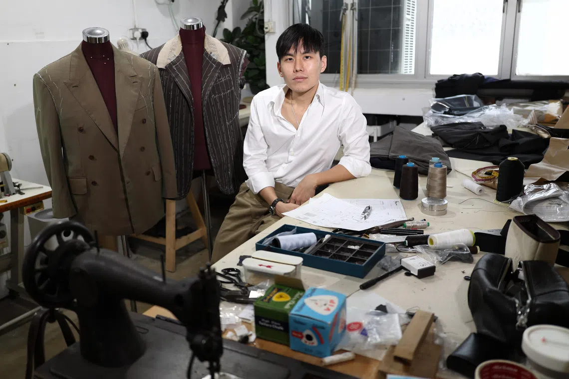 高晋扬的工作室与母亲的制衣厂位于同一层楼，母子会合作制作衬衫，让两代手艺在同一作品中延续。（关俊威摄）