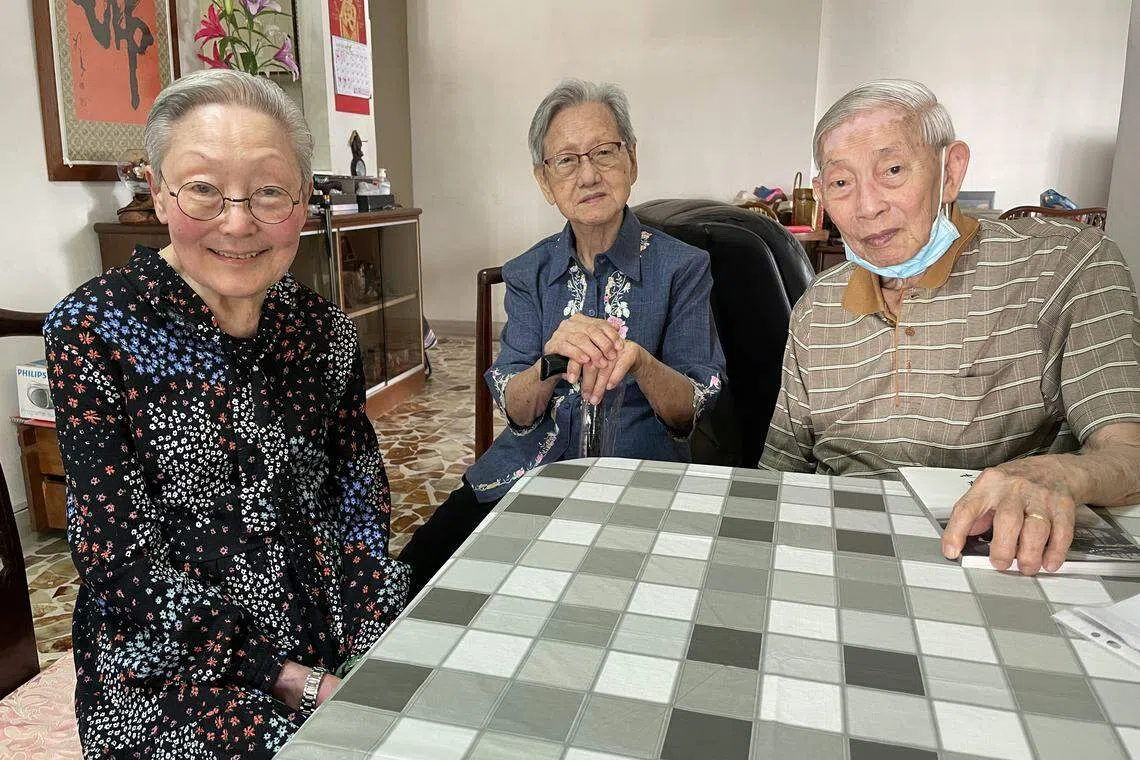 刘太与刘以鬯在新加坡认识最久的老友谢克（右）与谢克妻子（中）于他们的马林百列住家客厅合影。（林方伟摄）