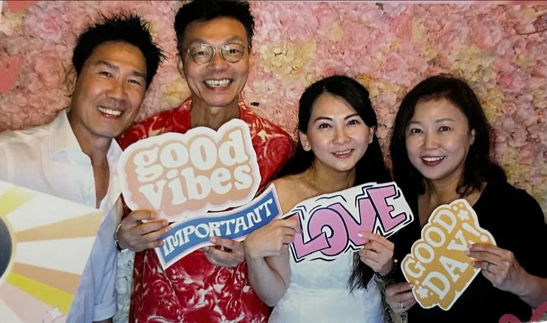 陈之财（左一）和向云（右一）受邀出席李国煌夫妇的庆祝会。