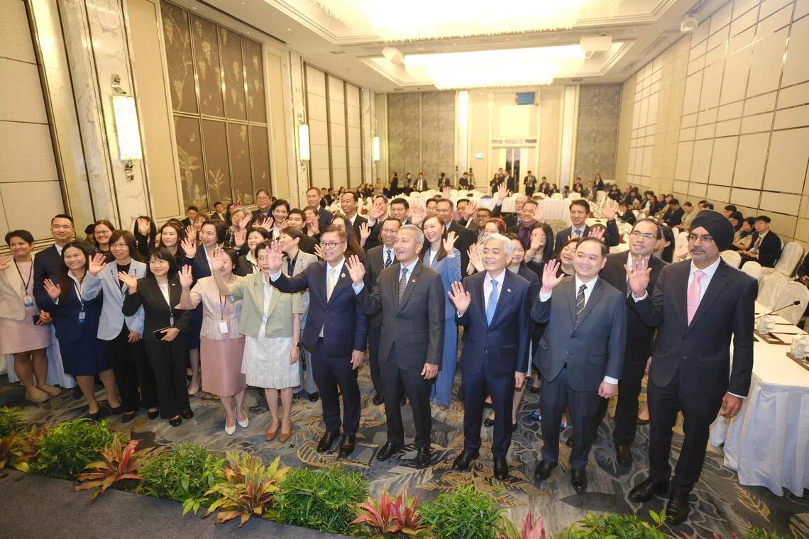 外交部长维文医生（前排右四）与泰国外长西哈萨（前排右五），星期三一同主持第15届新加坡—泰国公共服务交流计划开幕式。新加坡外交部常任秘书蔡艾伯（前排右三）和泰国外交部常秘品达鲁奇（Eksiri Pintaruchi，前排右六）等两国高级公共服务人员也参加活动。（曾坤顺摄）