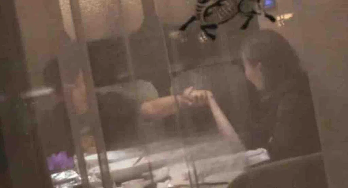 秦昊日前被拍到与一女子的牵手照。（互联网）