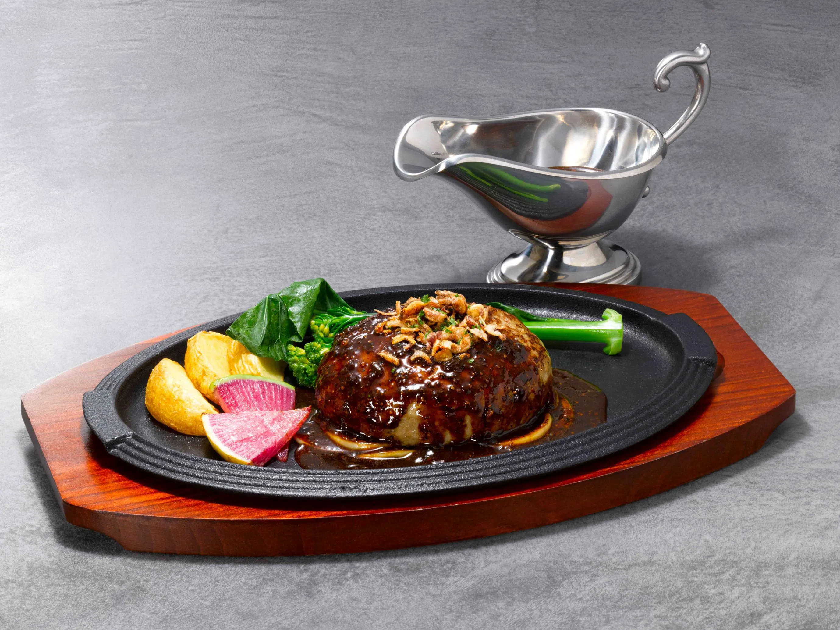 为迎合本地人口味，餐馆的“皇家”汉堡牛排也可搭配黑胡椒酱享用。（餐馆提供）