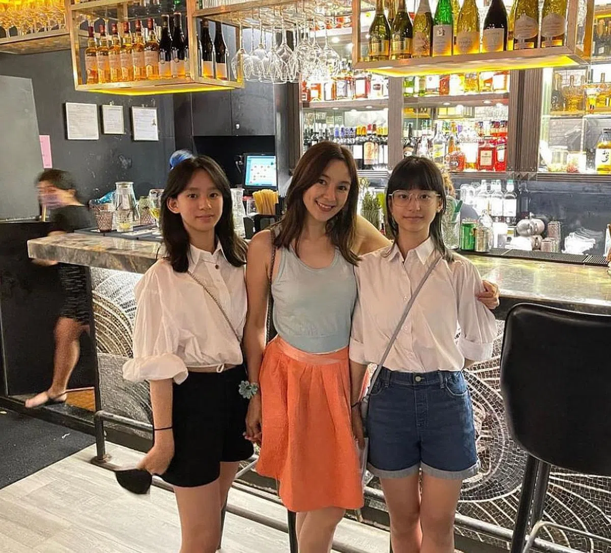 陈秀丽（中）9月中在IG分享跟双胞胎女儿的合影，转眼两个女儿已经14岁了。（取自艺人IG）