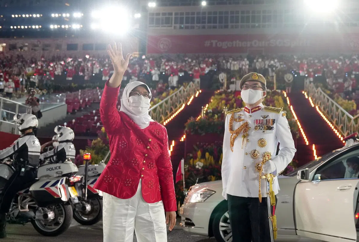 哈莉玛总统在离开典礼现场之前，向表演者挥手致意。（谢智扬摄）