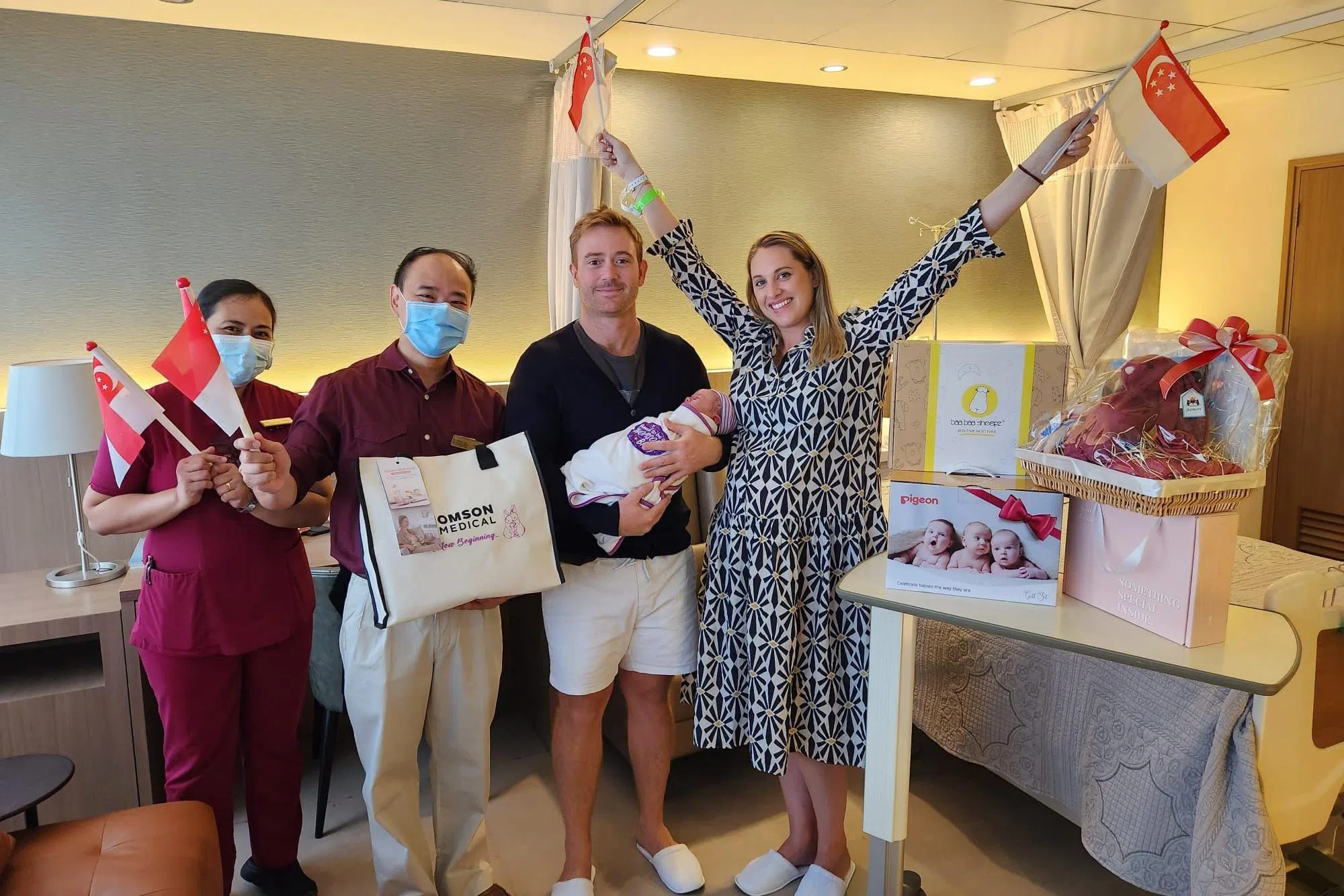 另一个国庆女宝宝凌晨1点28分在康盛医疗中心出生，体重3.89公斤，是法国夫妻达么兹方汀亚德林（右二）和乐高卡拉（右一）的第一个孩子。康盛医疗中心的工作人员也为国庆宝宝送上礼物。（康盛医疗中心提供）