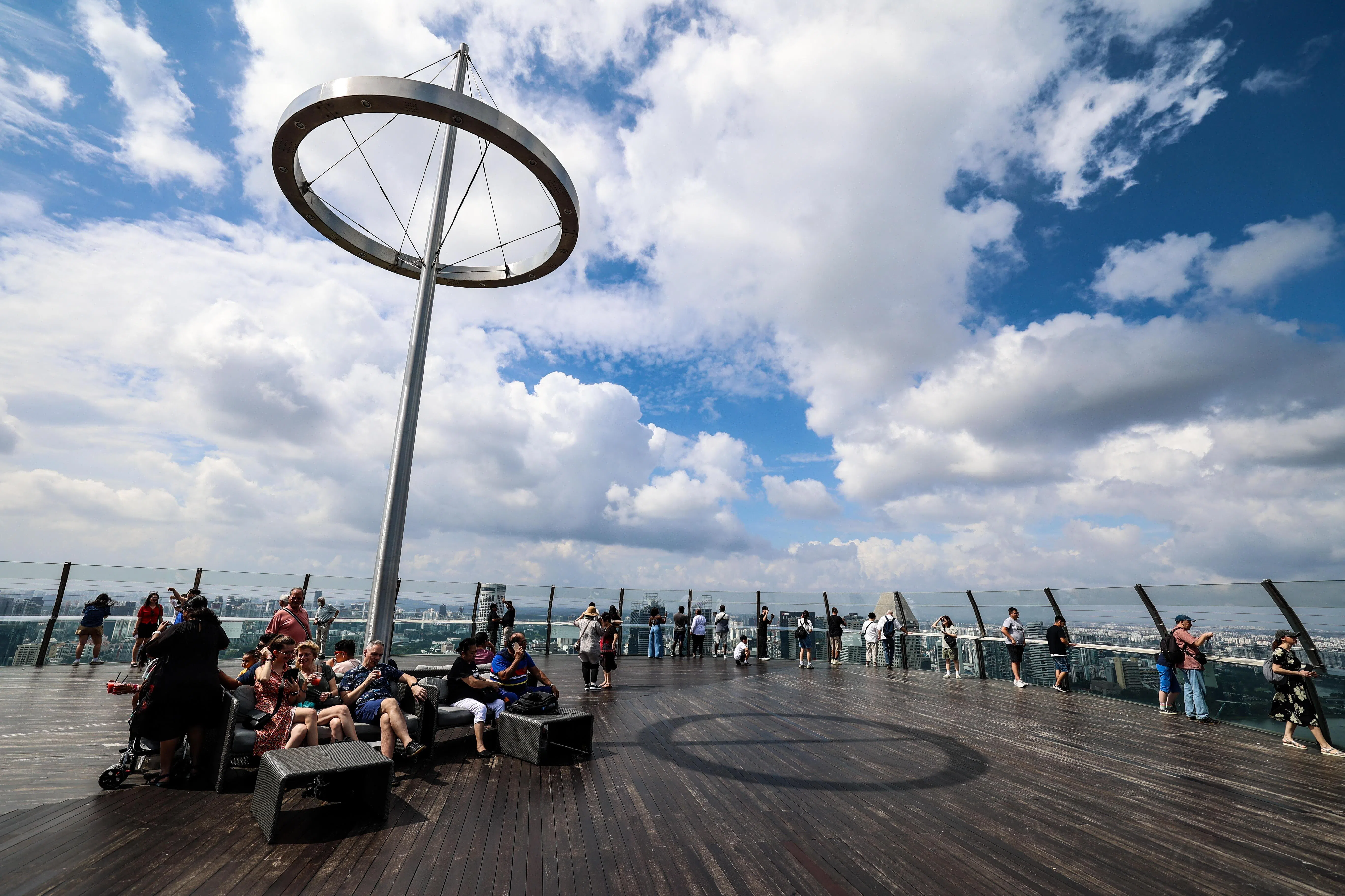 滨海湾金沙第二阶段再投资计划也会翻新金沙空中花园，图为旅客在空中花园观景台观赏滨海湾美景。（关俊威摄）