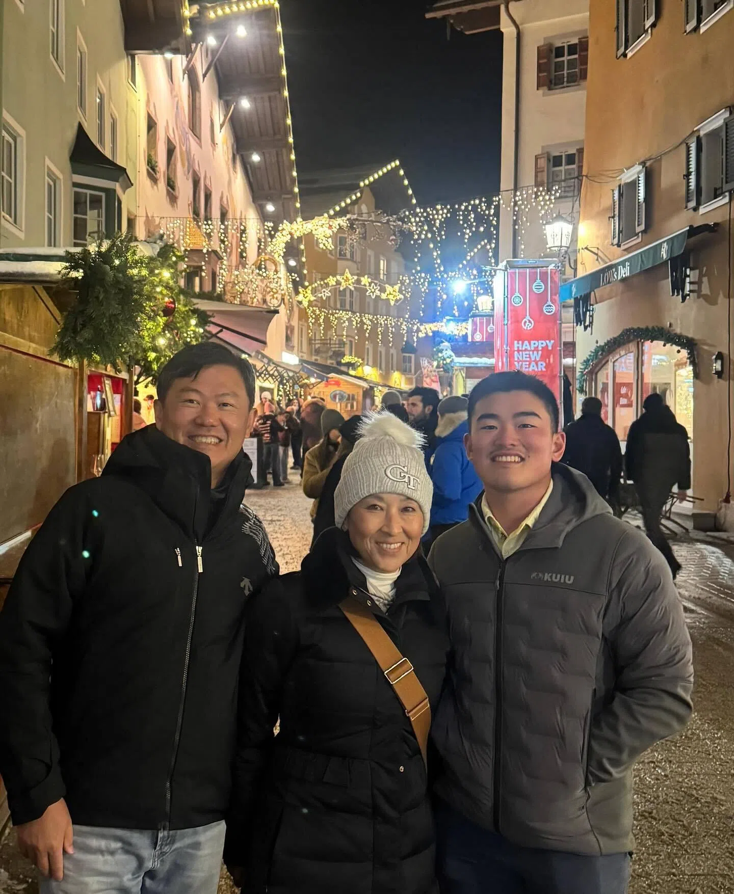 戴平原宏（右起）从小跟随母亲平原由纪子和父亲戴敏峯在海外生活。（取自戴平原宏Instagram）