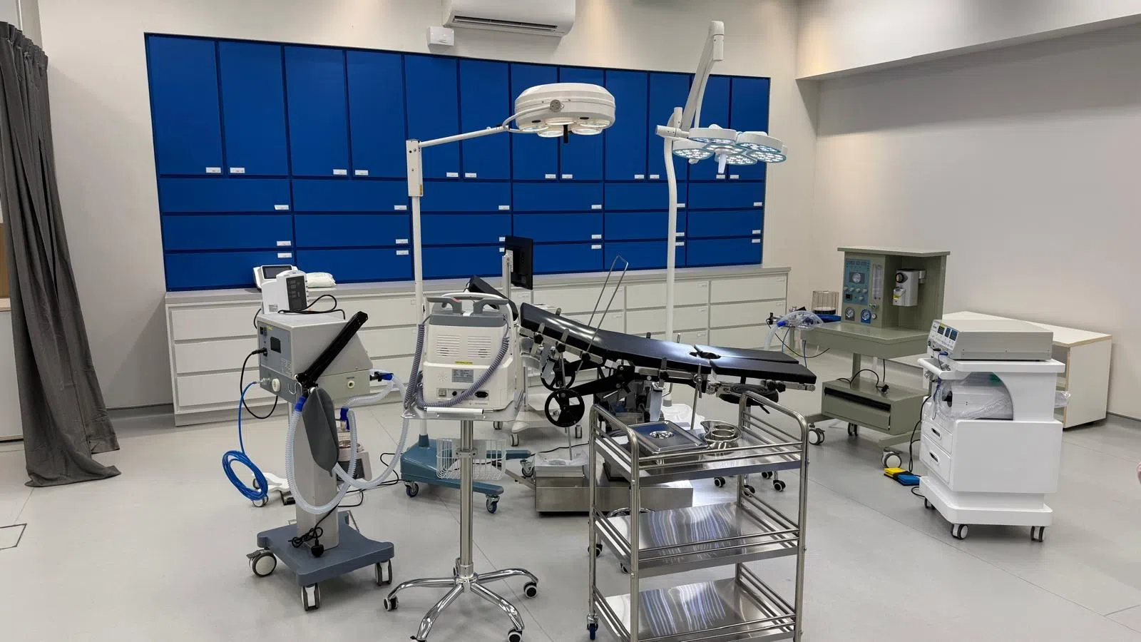 医院片场的手术室制作逼真，让郑各评大赞有水准。（郑各评提供）