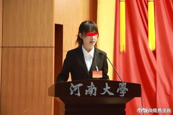 网民通过爆料和信息检索，找出了涉事女生的一系列个人信息。图片疑似是她在母校河南大学发表演讲。（互联网）