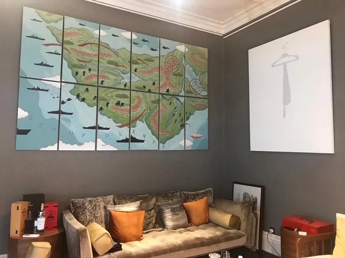 中国关伟（左）和日本高松次郎的当代艺术作品出自本地投资人孙晖的收藏。（黄向京／摄影）