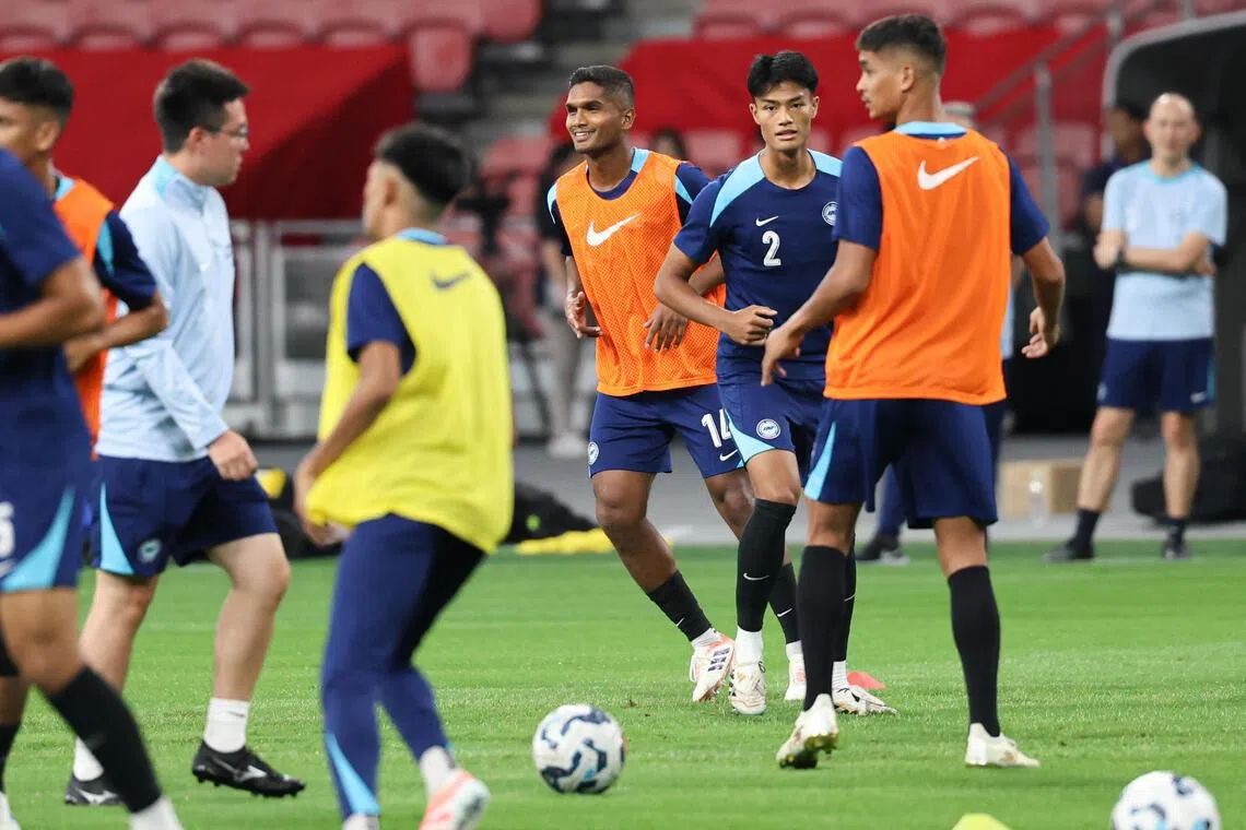 雄狮队长哈里斯（橙衣中）结束记者会后与球队一起训练，场上气氛热烈。（关俊威摄）