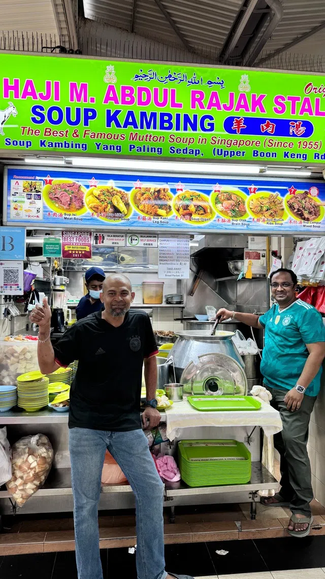 代代相传，Haji M. Abdul Rajak羊肉汤已传到第三代。图中为二代兄弟搭档做美食。（林安娜摄）