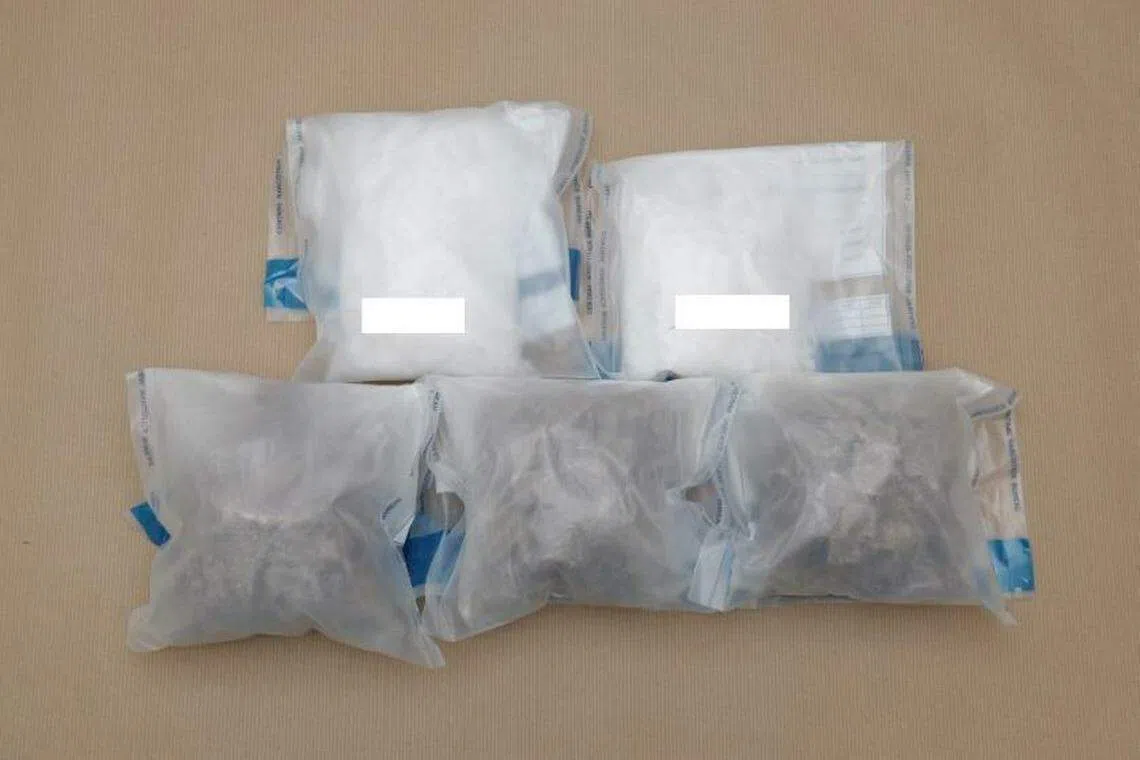 肃毒人员于5月5日在芽笼路的一个酒店房间内，起获海洛英、冰毒等毒品。（中央肃毒局提供）