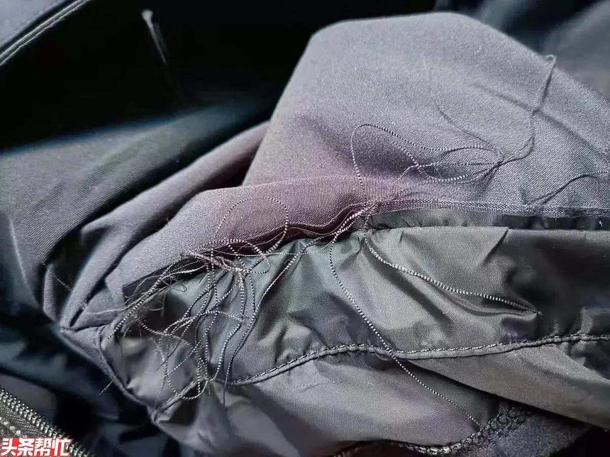 有网民质疑，从要退衣服的线头图看，好像是被人撕过的。（新闻晨报）