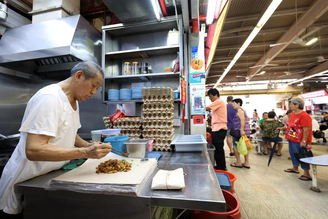 红山弄小贩中心菜头粿小贩蔡宏观去年4月以4577元标得目前经营的摊位。他说，这里离家近可以省车费和搭车的时间，所以他愿意出高价。（何家俊摄）