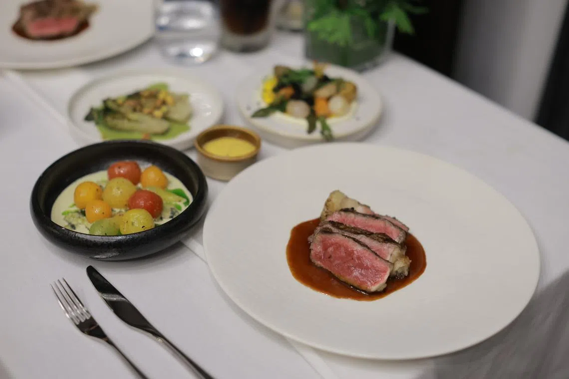 Una餐馆的以传统asado烧烤法烹调西班牙牛肉，搭配杏鲍菇和南瓜泥享用。（餐馆提供）