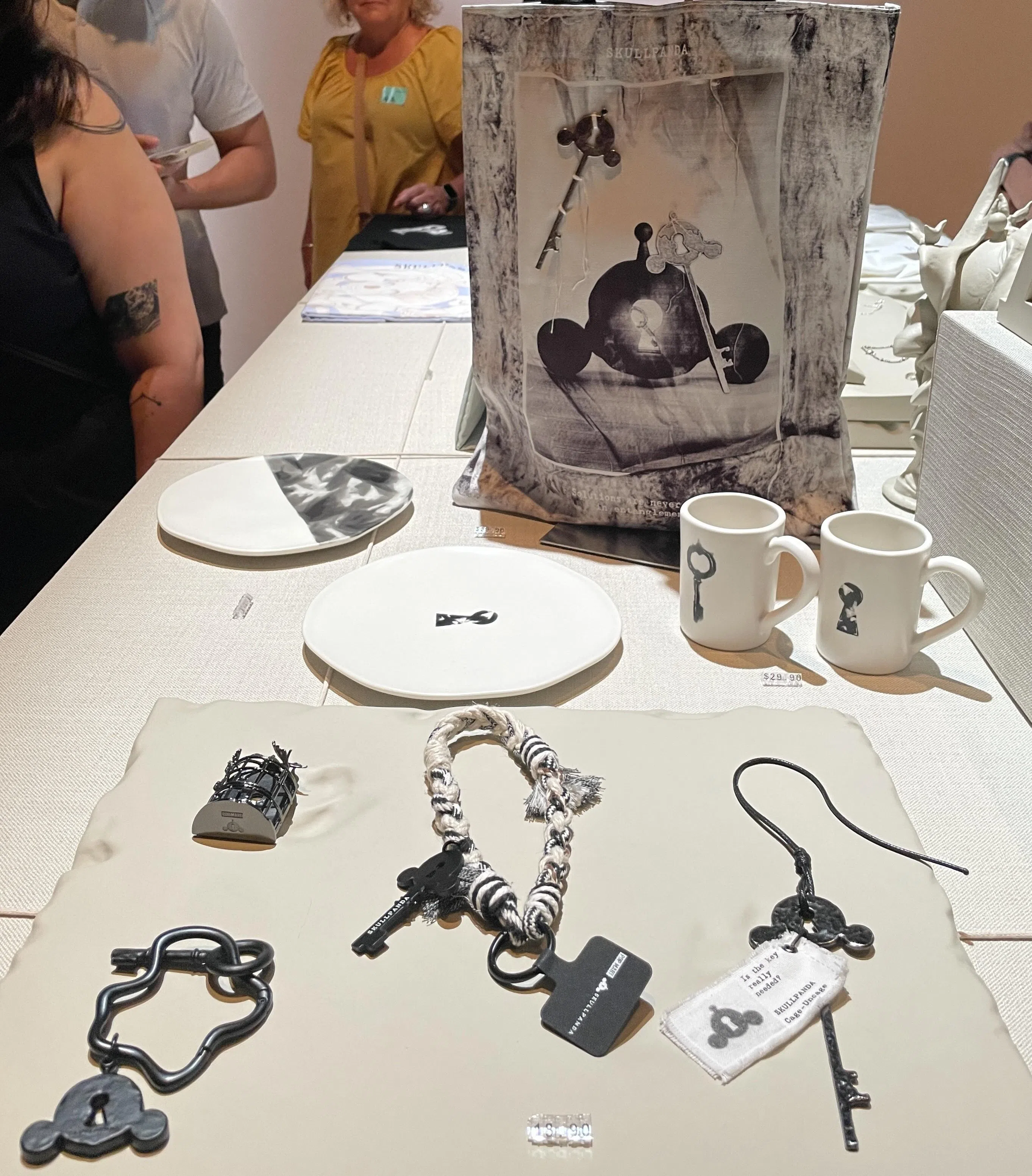 新加坡展场内专卖的Skullpanda产品。（林方伟摄）