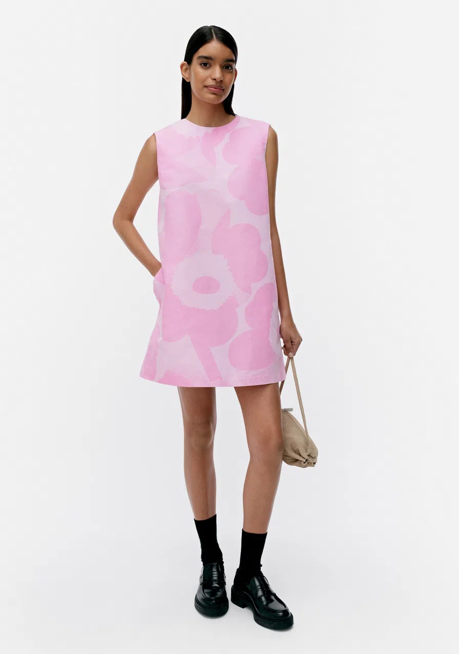 Marimekko经典盒形迷你连衣裙，用粉红色呈现出青春娇气。（品牌提供）