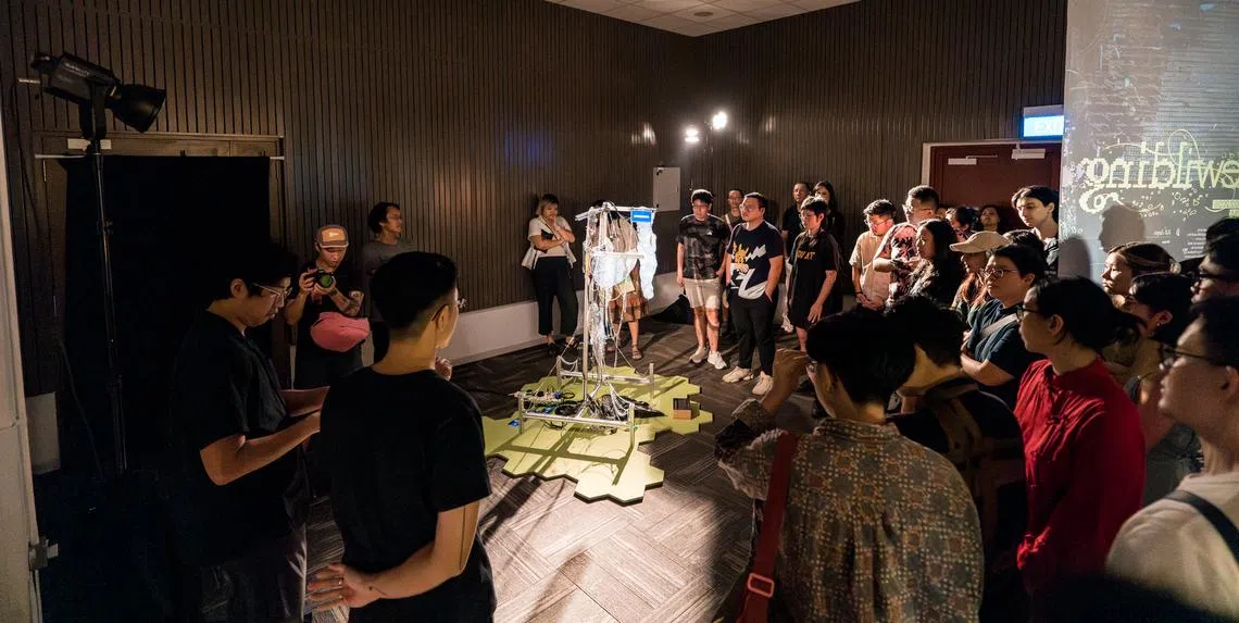 不同于传统的艺术家座谈，团队以工作坊形式拆解合作流程，让公众有更多参与感。（艺苑公司提供）