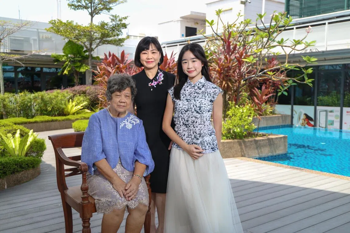 Fuchsia Lane创办人凌美玲（中）为家中三代女性设计不同款式旗袍，让母亲和外甥女穿出各自的风采和韵味。（白艳琳摄）