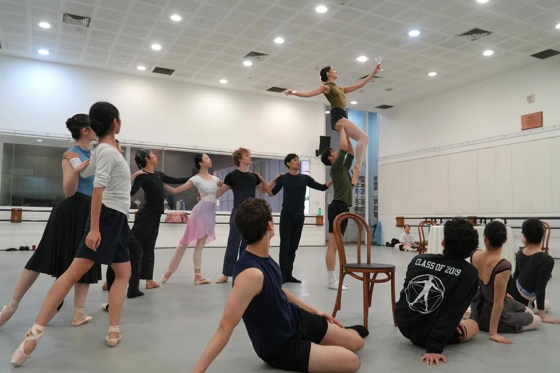 《酒馆》是蒂姆·哈波尔为新加坡芭蕾舞团编创的第四部作品，叙事性更强。（新加坡芭蕾舞团提供）