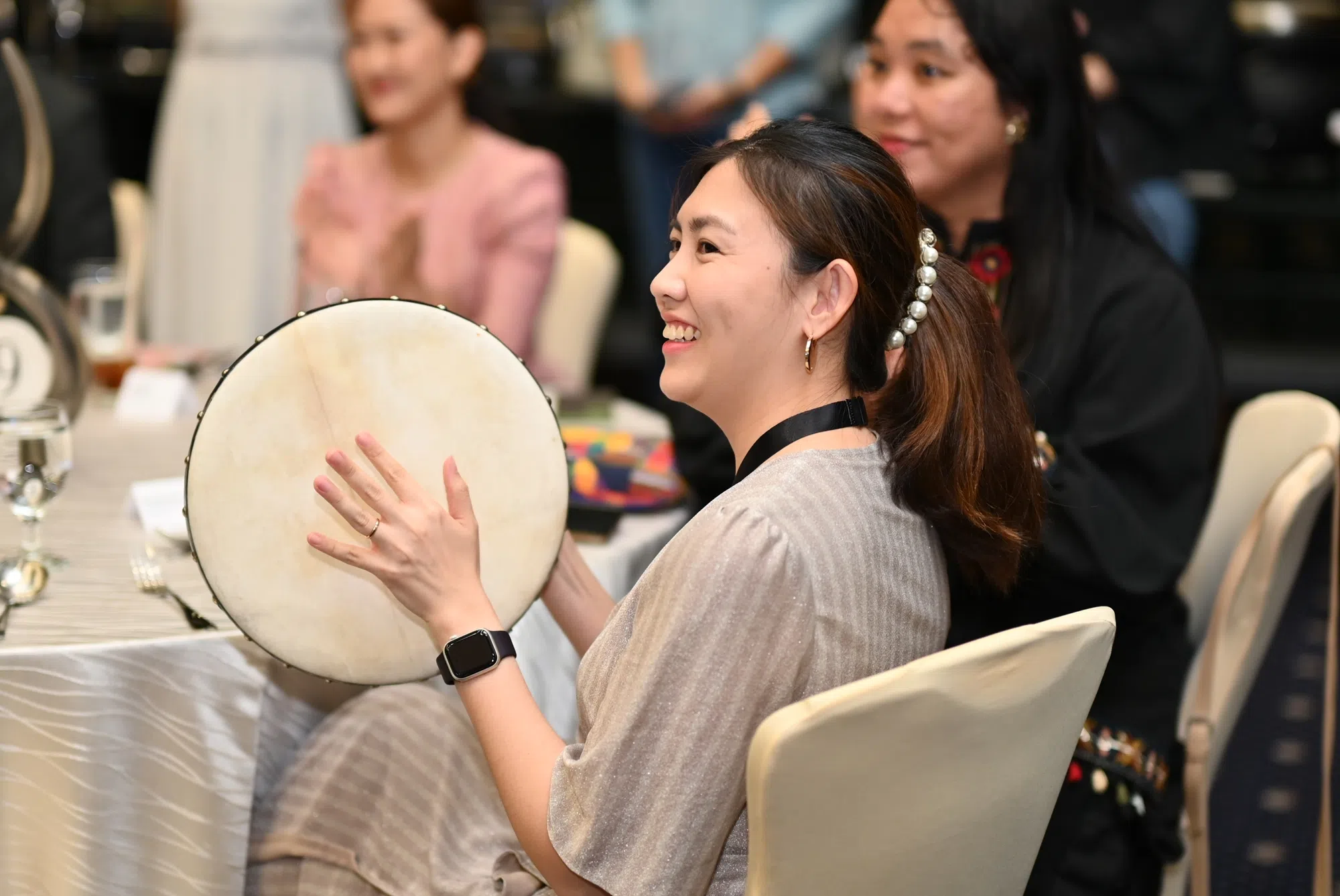 美国公司Blocknative亚太业务拓展经理符玮恩在亚细安青年专才计划安排的活动中，体验拍打马来手鼓（Kompang）的乐趣。（图/受访者提供）