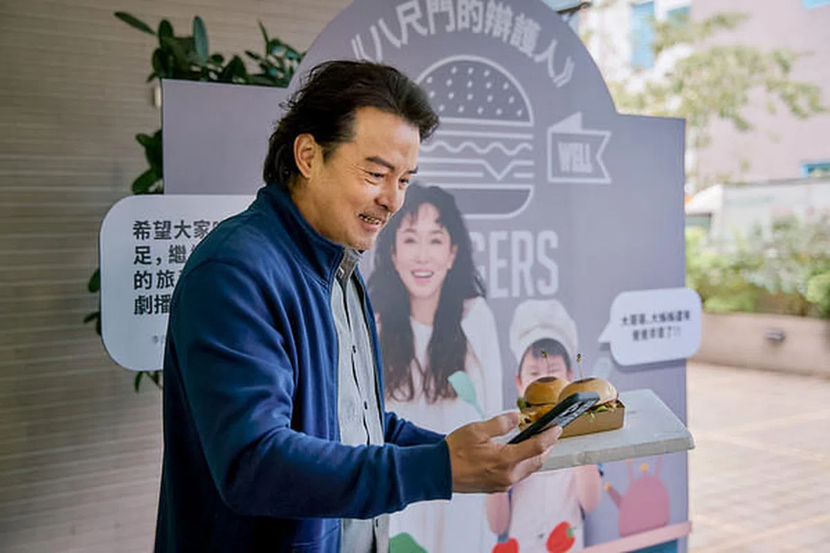 李铭顺感动得当场和妻儿视讯。（互联网）