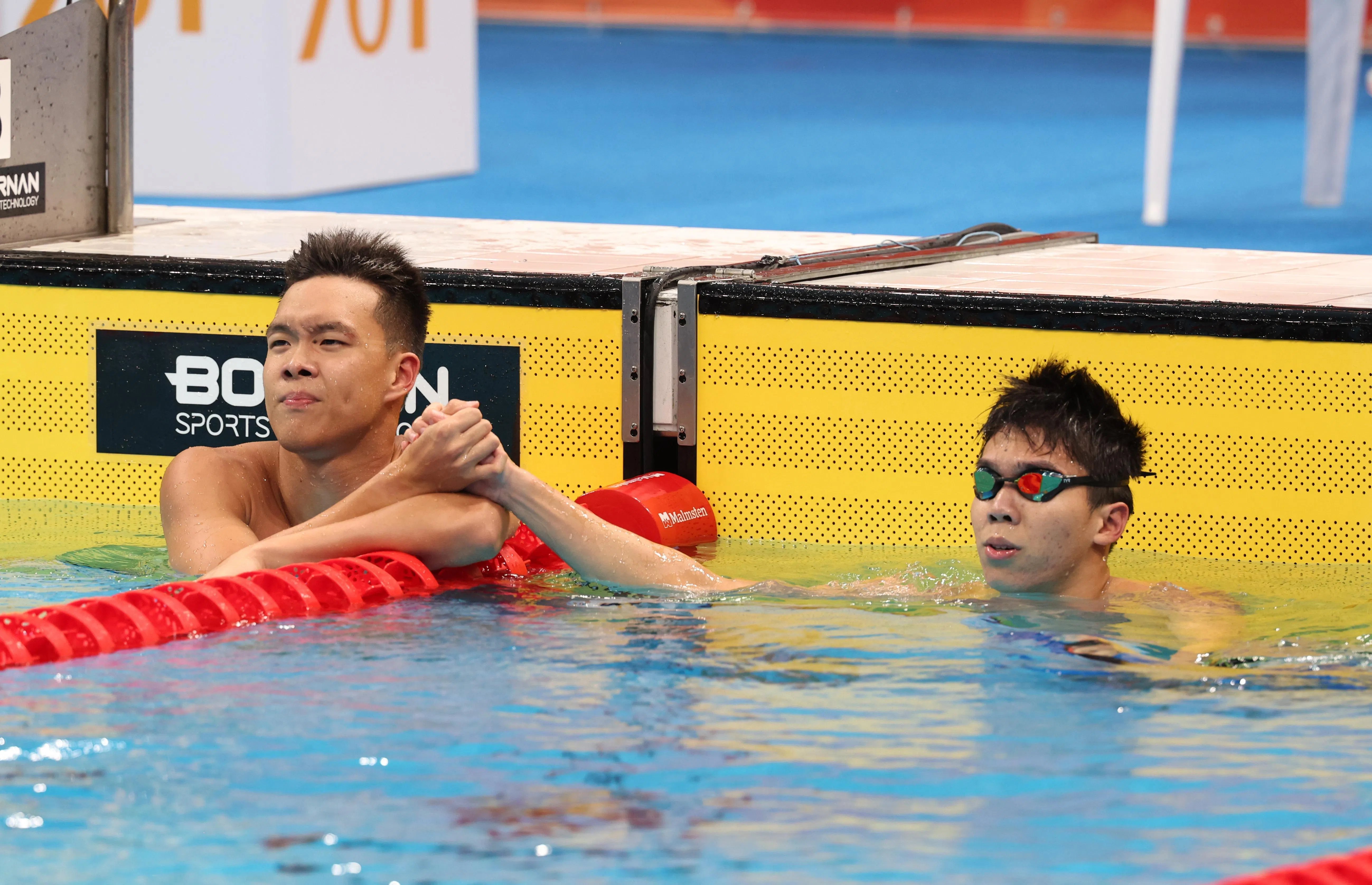李君杰（左）和陈永进共同出战50米自由泳决赛，均与领奖台无缘。（邝启聪摄）