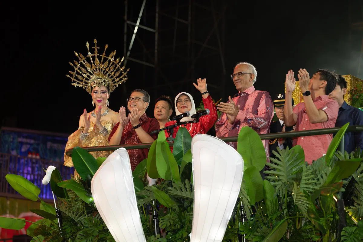 今年第二场妆艺大游行的嘉宾是哈莉玛总统（右三）与夫婿穆罕默德（右二），他们与文化、社区及青年部长兼律政部第二部长唐振辉（左二）乘坐华丽花车入场。（张思庆摄）