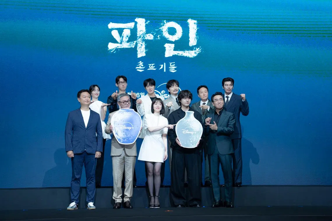 姜仑成导演（前排左一）率领10名演员出席《下流大盗》的首尔记者会。（Disney+提供）