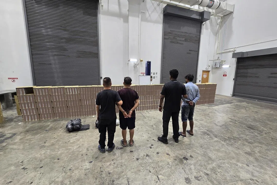 两名年龄分别为36岁和37岁的孟加拉籍男子因涉案被捕。（新加坡关税局提供）
