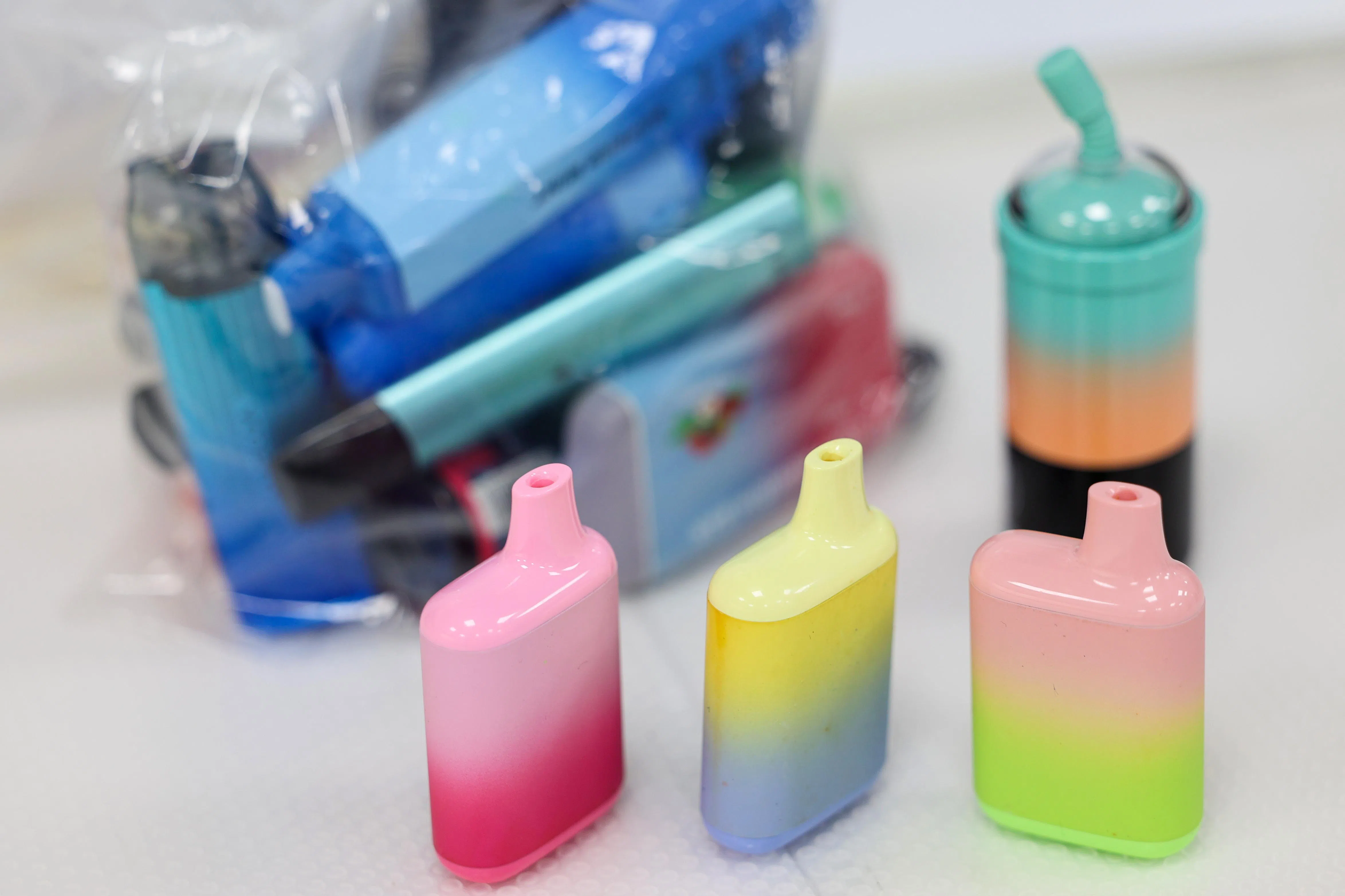 电子烟外形五花八门、色彩缤纷，但卫生科学局高级分析科学家陈丽君提醒，电子烟的香味会掩盖烟雾的刺激性，制造一种“更顺口”的假象，让使用者更容易上瘾。（林明顺摄）