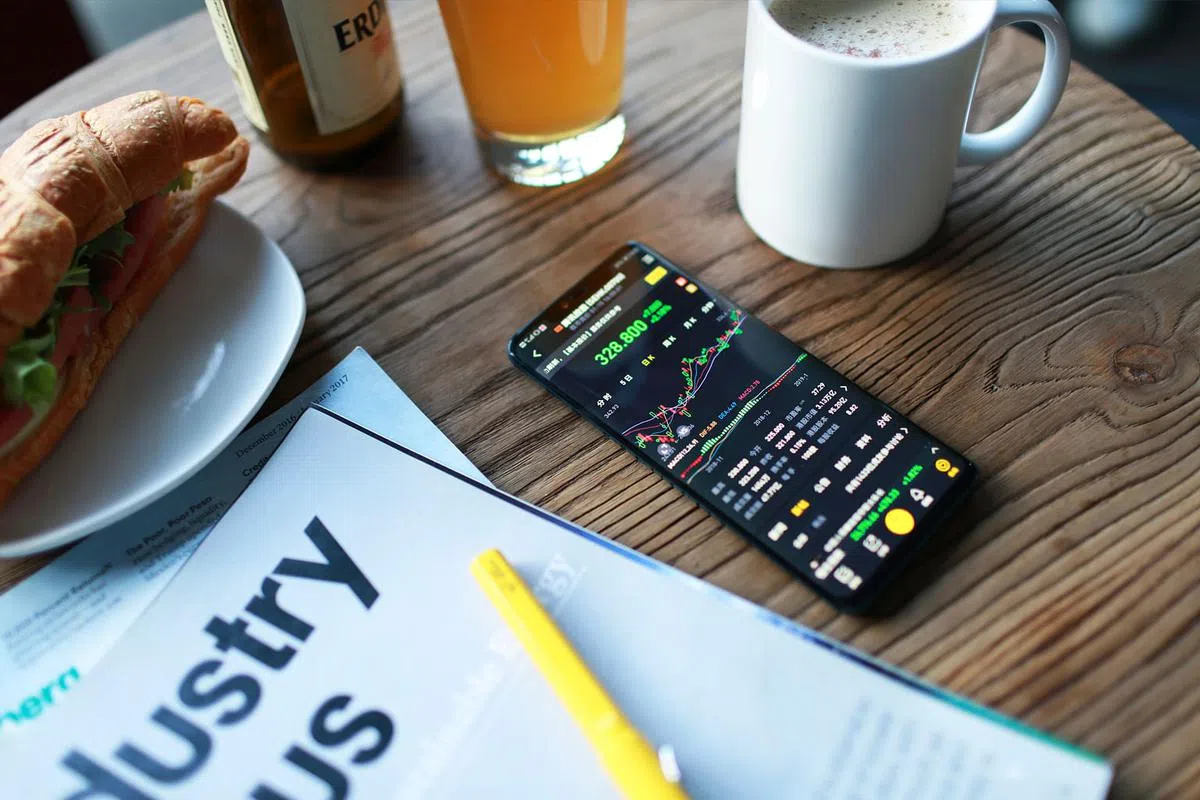 投资者只要一机在手，就能通过手机应用，随时随地进行交易、参阅深广的投资信息，轻松进行投资。(图／老虎证券）