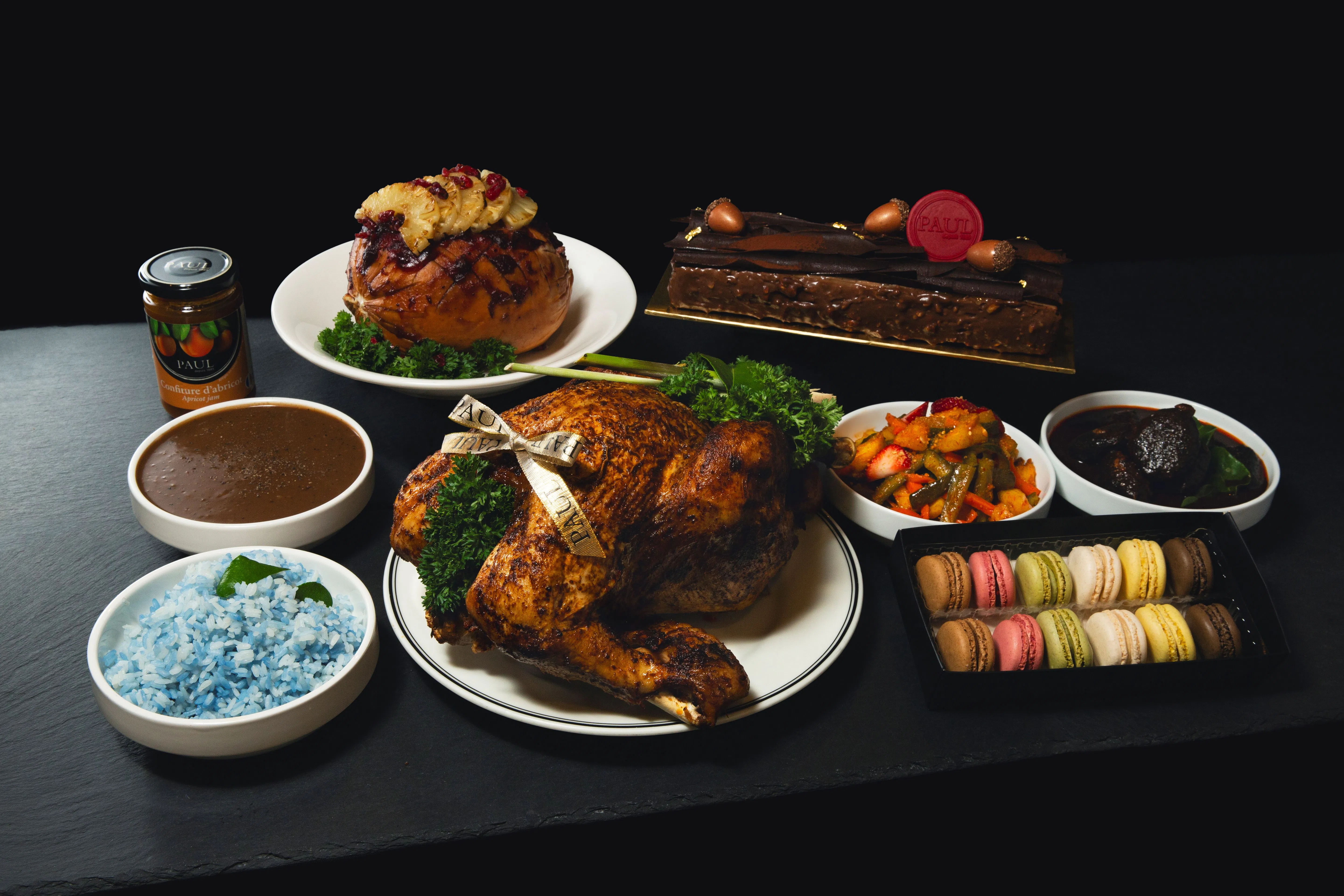 Paul餐馆的娘惹黑果火鸡、填塞鸡肉末的黑果、蝶豆花饭和草莓亚渣为佳节带来南洋风味。（餐馆提供）