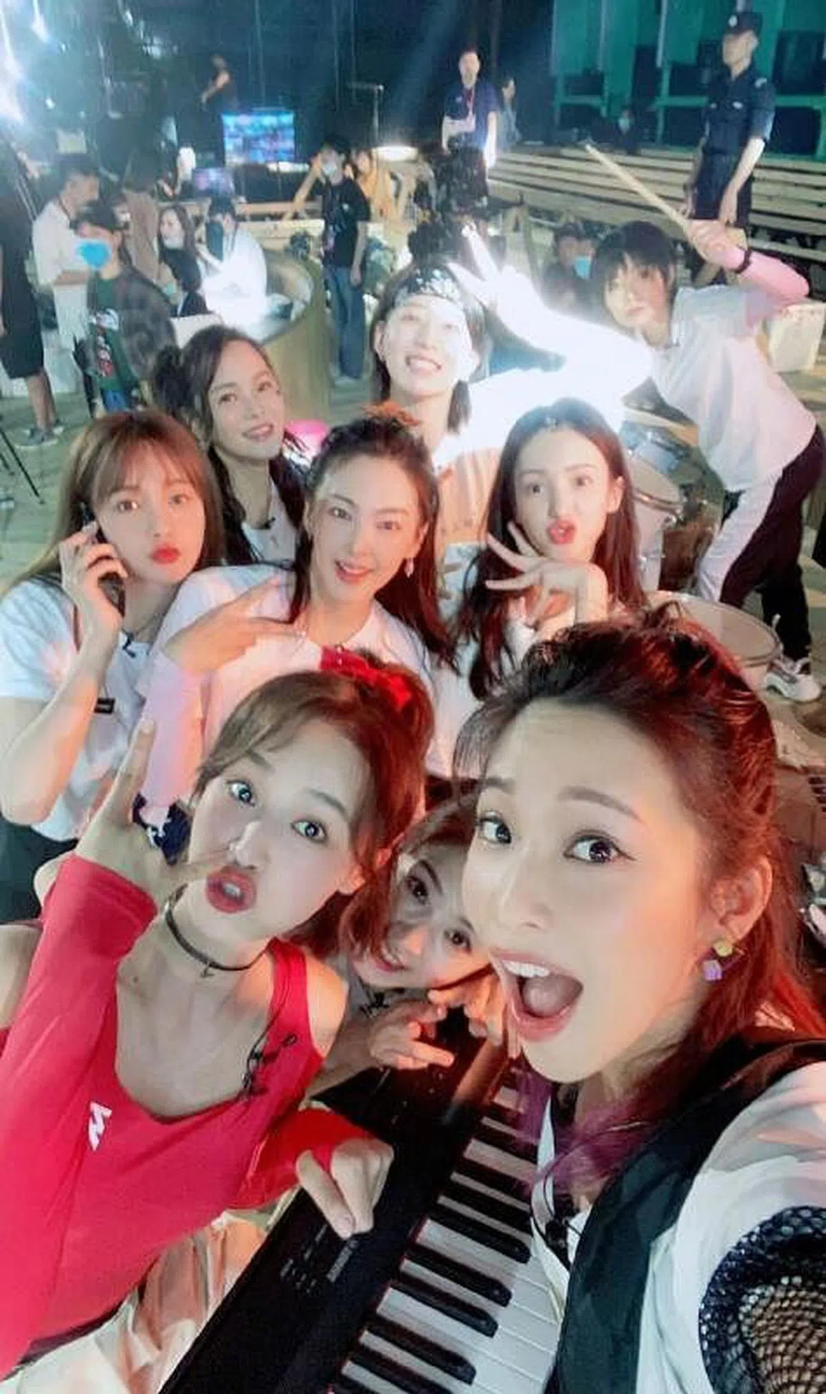 金晨（中排右一）和伊能静（后排左一）年龄相差22岁，是《乘风破浪的姐姐》里女星最大的年龄反差。