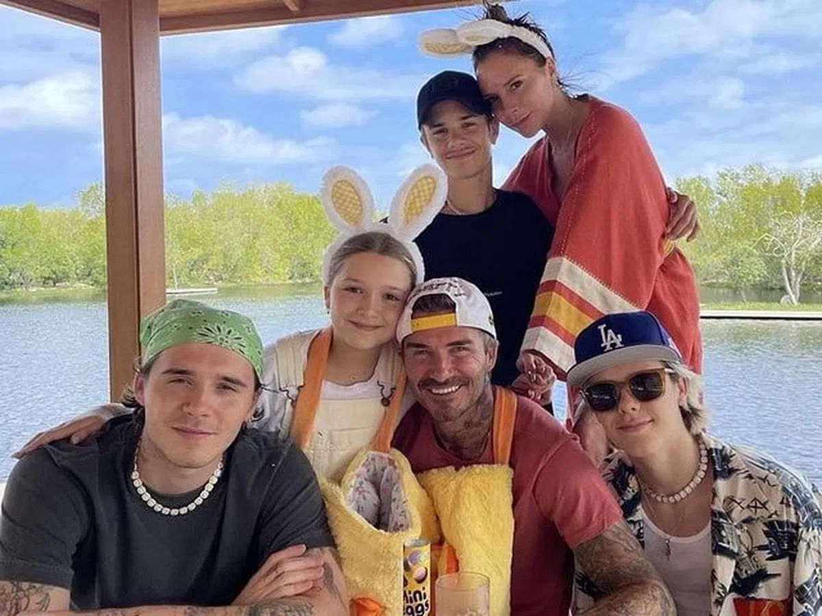 David Beckham（前排右二）全家福。（IG）