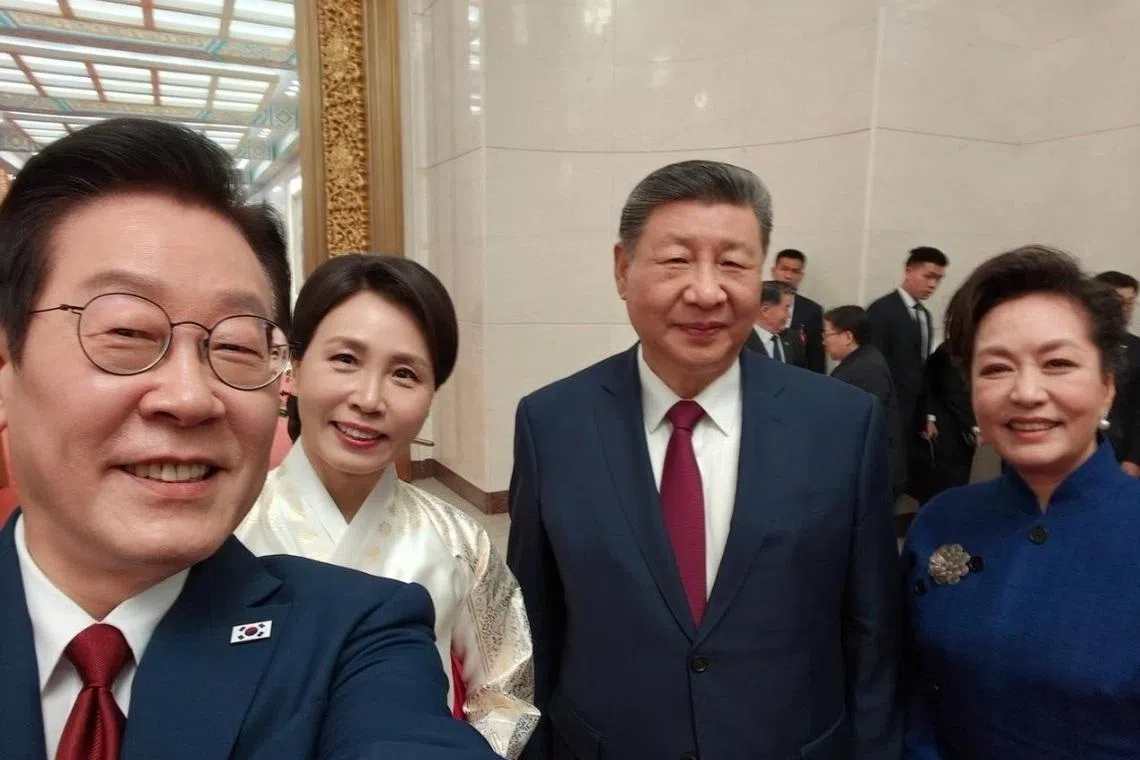 韩国总统李在明（左一）和夫人金惠景（左二），星期一（1月5日）在北京人民大会堂，与中国国家主席习近平（右二）和夫人彭丽媛的自拍合影。（取自李在明X账号）