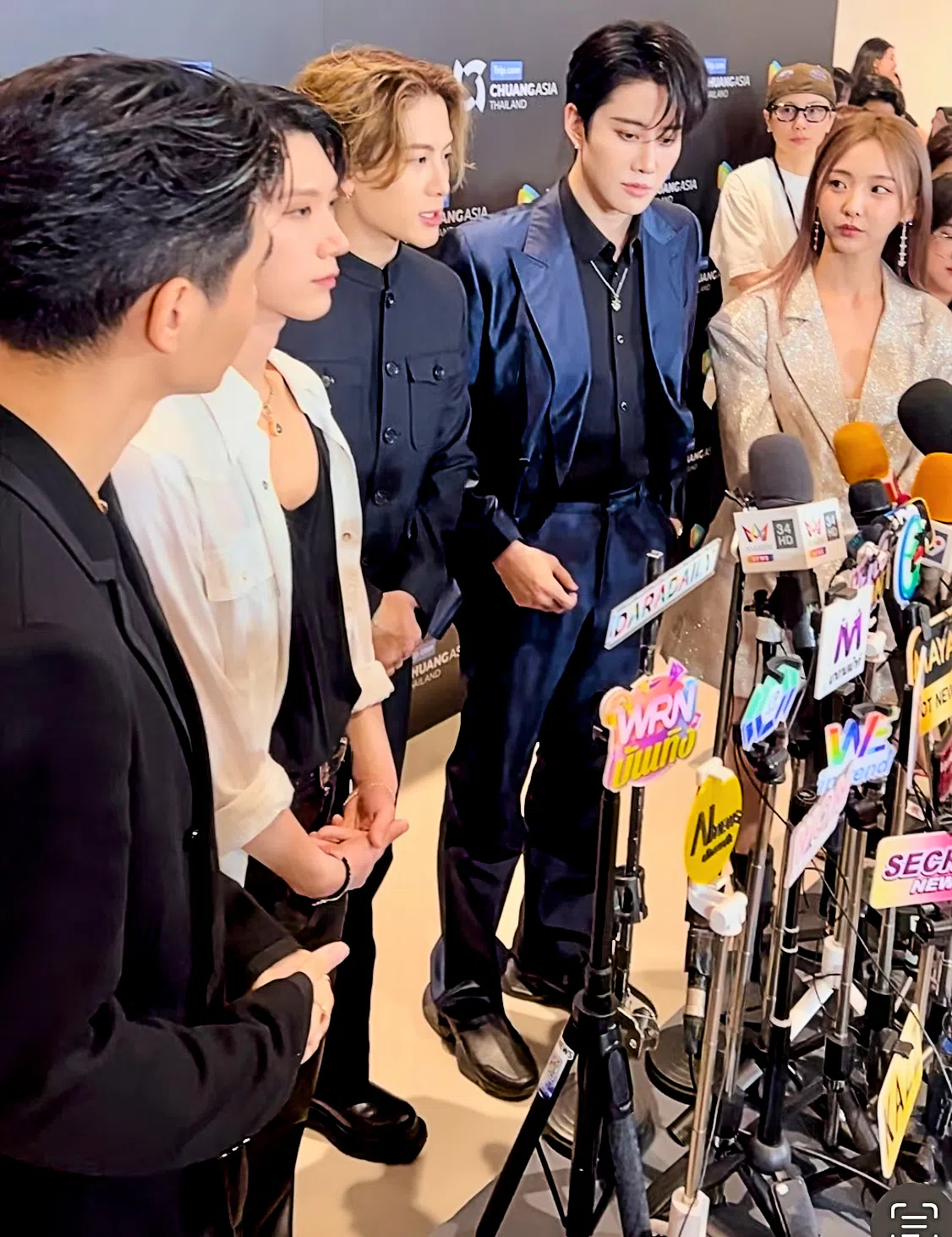 《创造营亚洲》发起人王嘉尔（左三）与四位星级导师Jeff Satur（左起）、Ten、Mike D.Angelo和“Nene”郑乃馨在总决赛之前接受媒体采访。（王英敏摄）