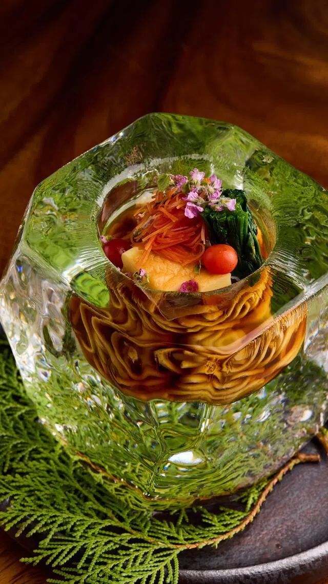 以“冰碗”盛装的福井县荞麦，搭配兵库产萤火乌贼、山菜与新洋葱，充分展现艺术美感。（餐馆提供）