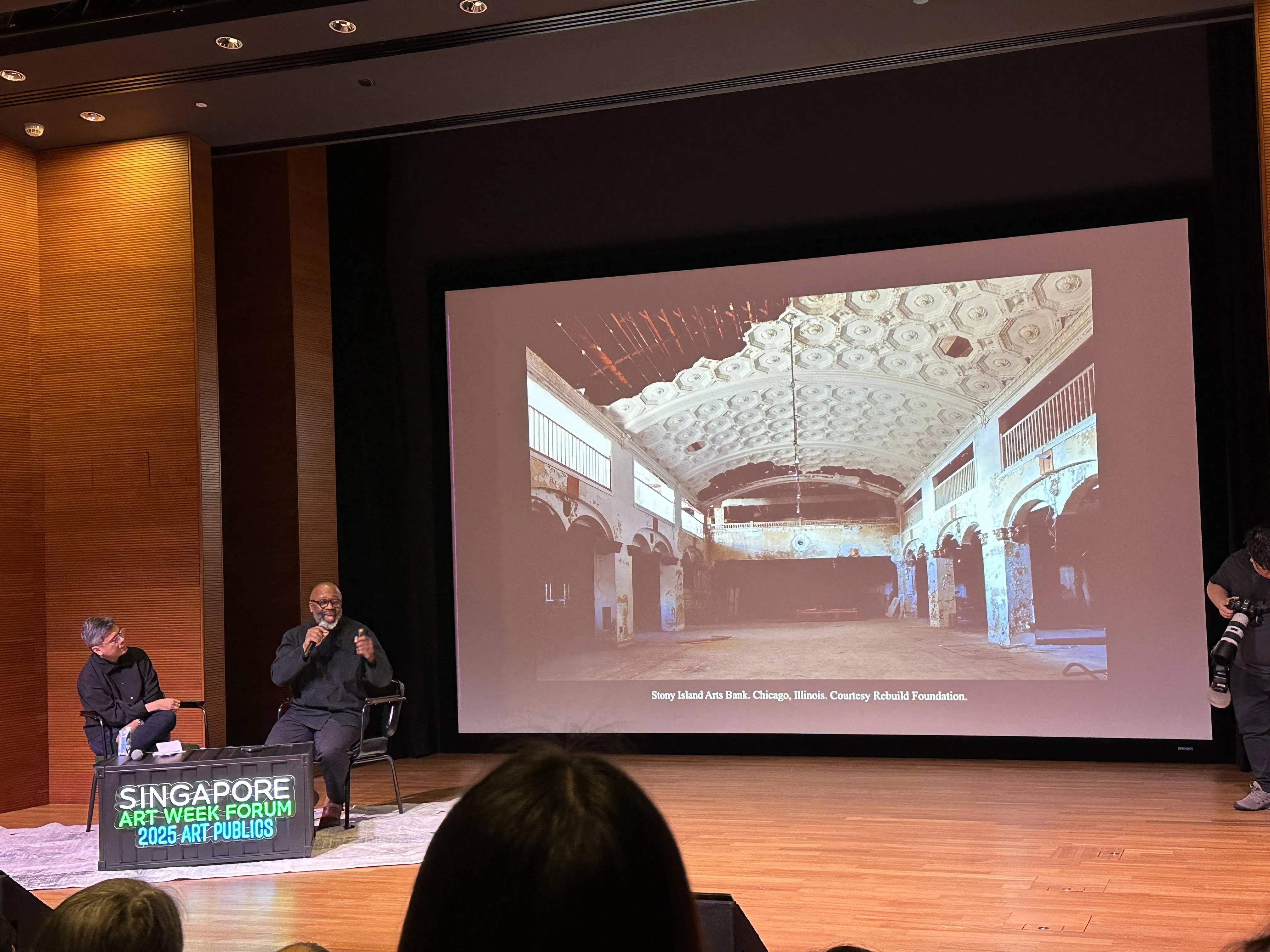 美国艺术家西斯特·盖茨（右）在新加坡艺术周论坛发表主题演讲。（黄向京摄）