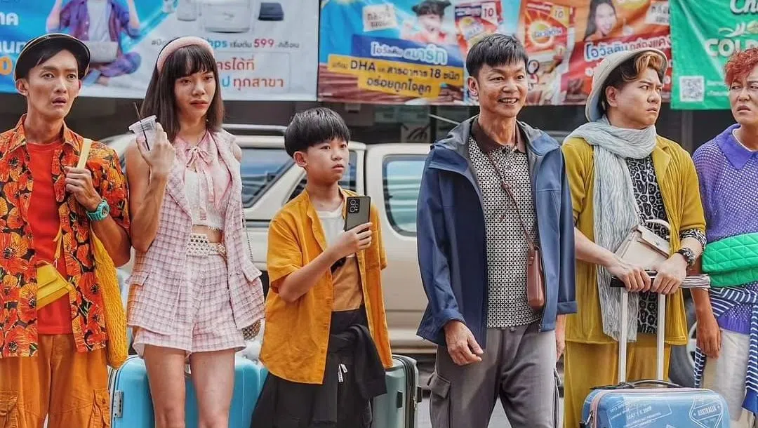 谢淮聿（左三）在泰国拍摄李国煌主演的电影《男儿王2》。（取自谢淮聿IG）