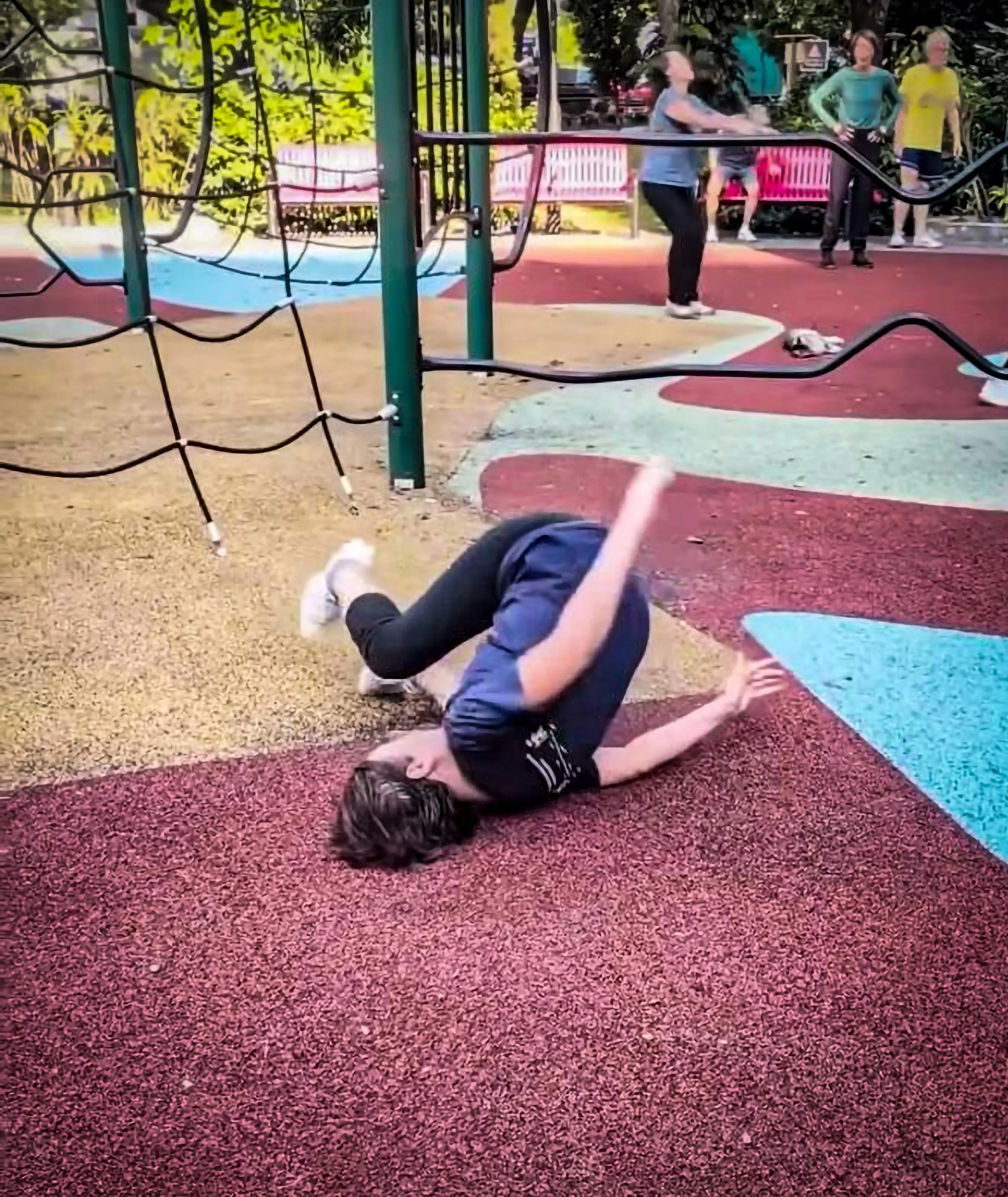 一群年长者轮流向后仰倒翻滚的视频近期在网络上走红。（取自Instagram页面@movement.sg）