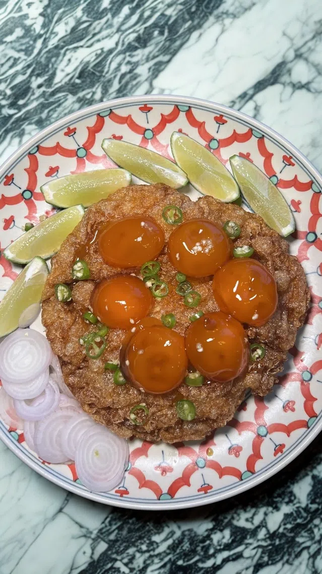 云朵炸蛋，是独特的蛋料理，酥脆的炸蛋白炸配腌制蛋黄。（餐馆提供）