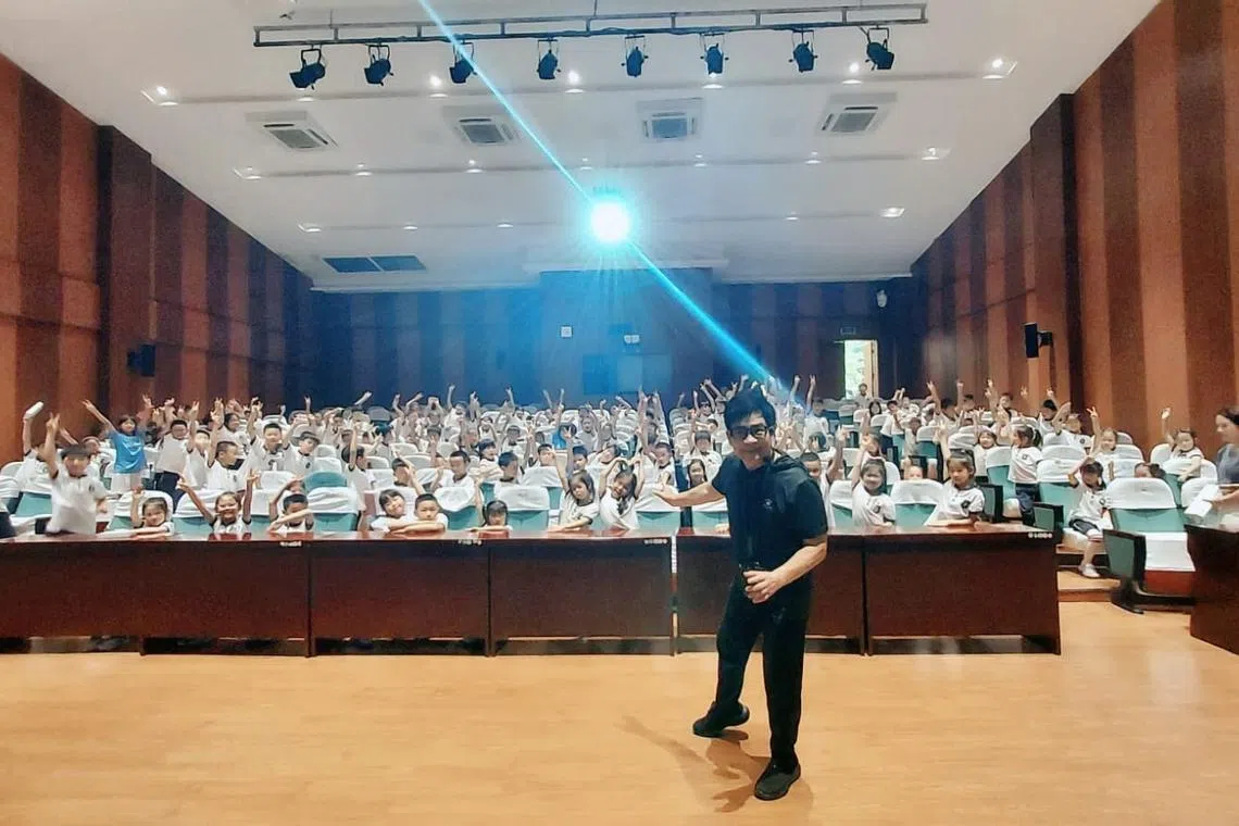 陈兆锦和重庆小学生见面，讲故事给他们听。（受访者提供）
