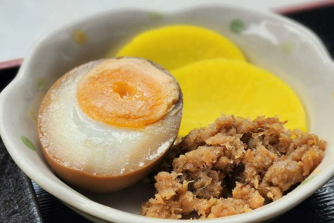 套餐配菜有炒肉丝，卤蛋和腌萝卜等。