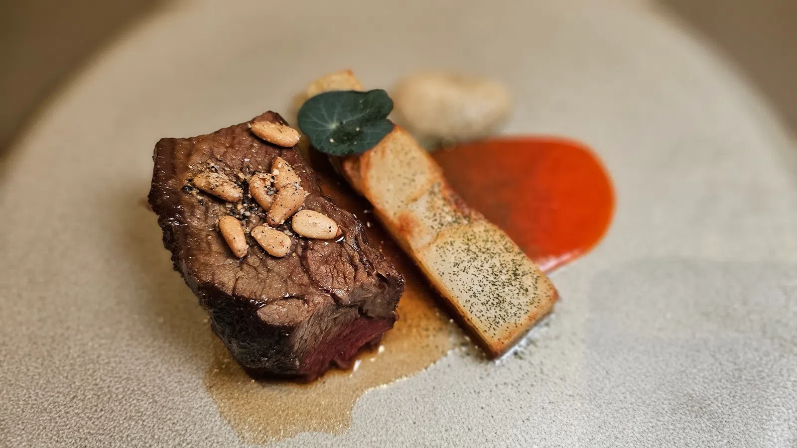 李爱德华菜肴走创意融合路线，新加坡闭门晚餐的牛肉菜肴以韩式炖牛肋骨为灵感。（黄亿敏摄）