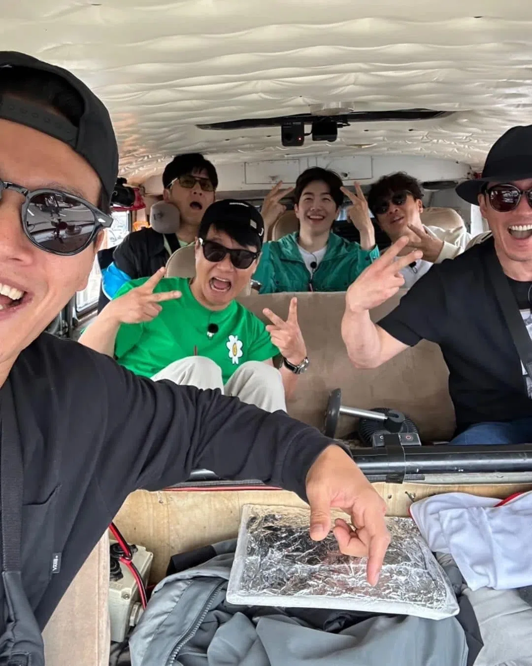 六个男人在车上聊天唱歌，旅途充满欢笑声。（互联网）