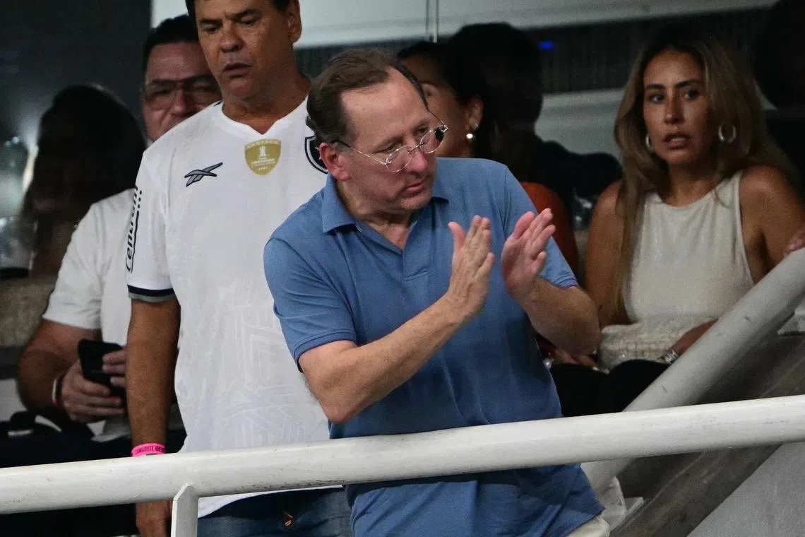 除了水晶宫和里昂外，特克托（蓝衣）还拥有比利时球会莫伦贝克和巴西球会博塔弗戈。图为他在南美超级杯比赛中为博塔弗戈助威。（法新社）