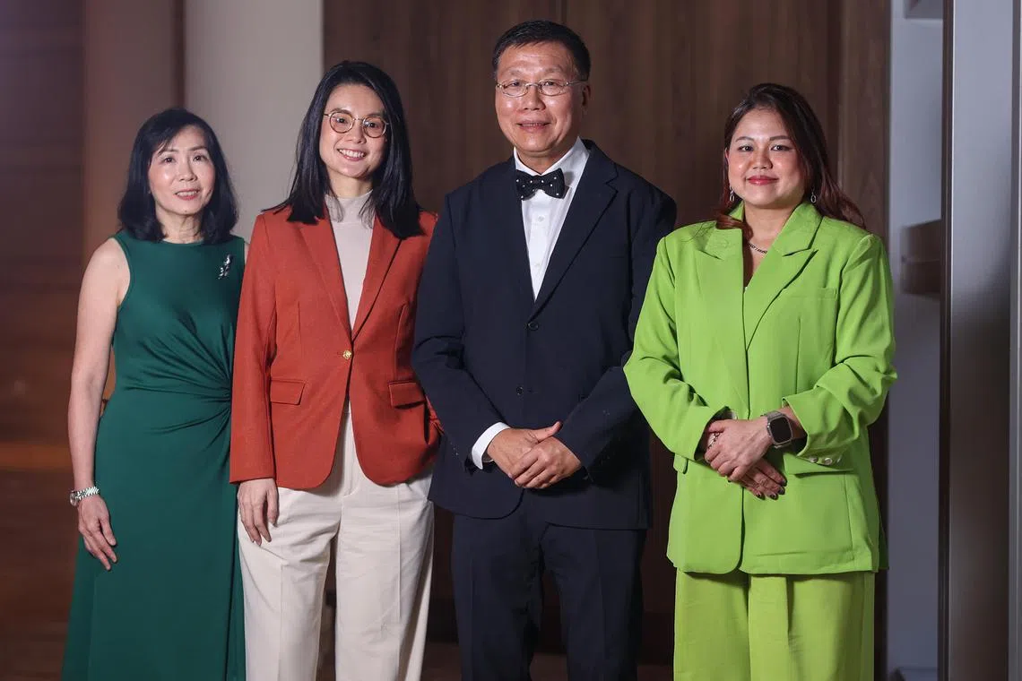 新保集团社区医院（教育与社区合作部） 副总裁李庆福副教授 （右二）带领医疗社会服务主任陈坤英（左起）、教育与社区合作部副主任关丽凤，以及教育与社区合作部高级经理傅催堙的团队，夺得新设的全国社区关怀卓越团队奖。（白艳琳摄）